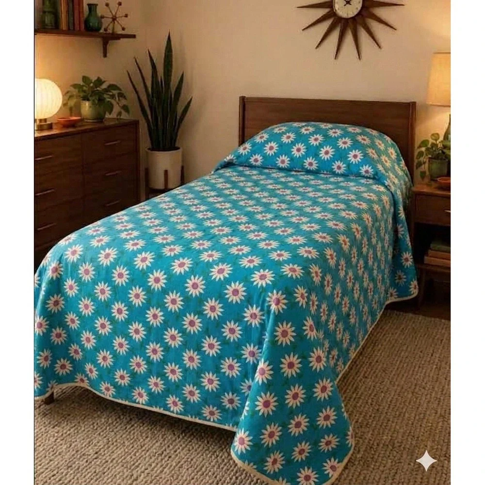 1960s-1970s Mod Flower Power Daisy Rounded Edge Bedspread Blue White 106